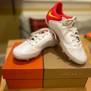 Nike Jr. Tiempo Soccer Cleats Boys size 3Y